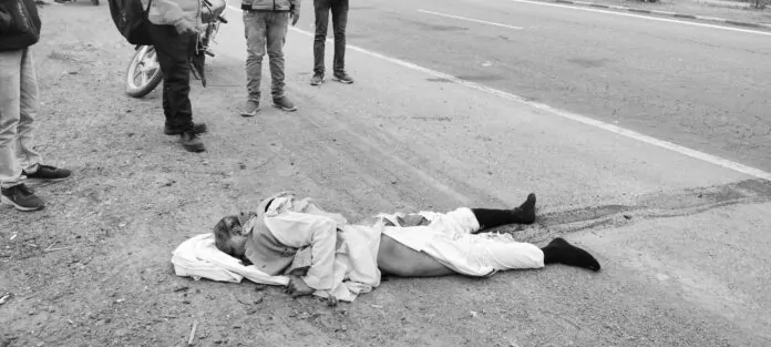 सड़क हादसे के बाद मृत पड़े पाल महासभा के जिला मंत्री